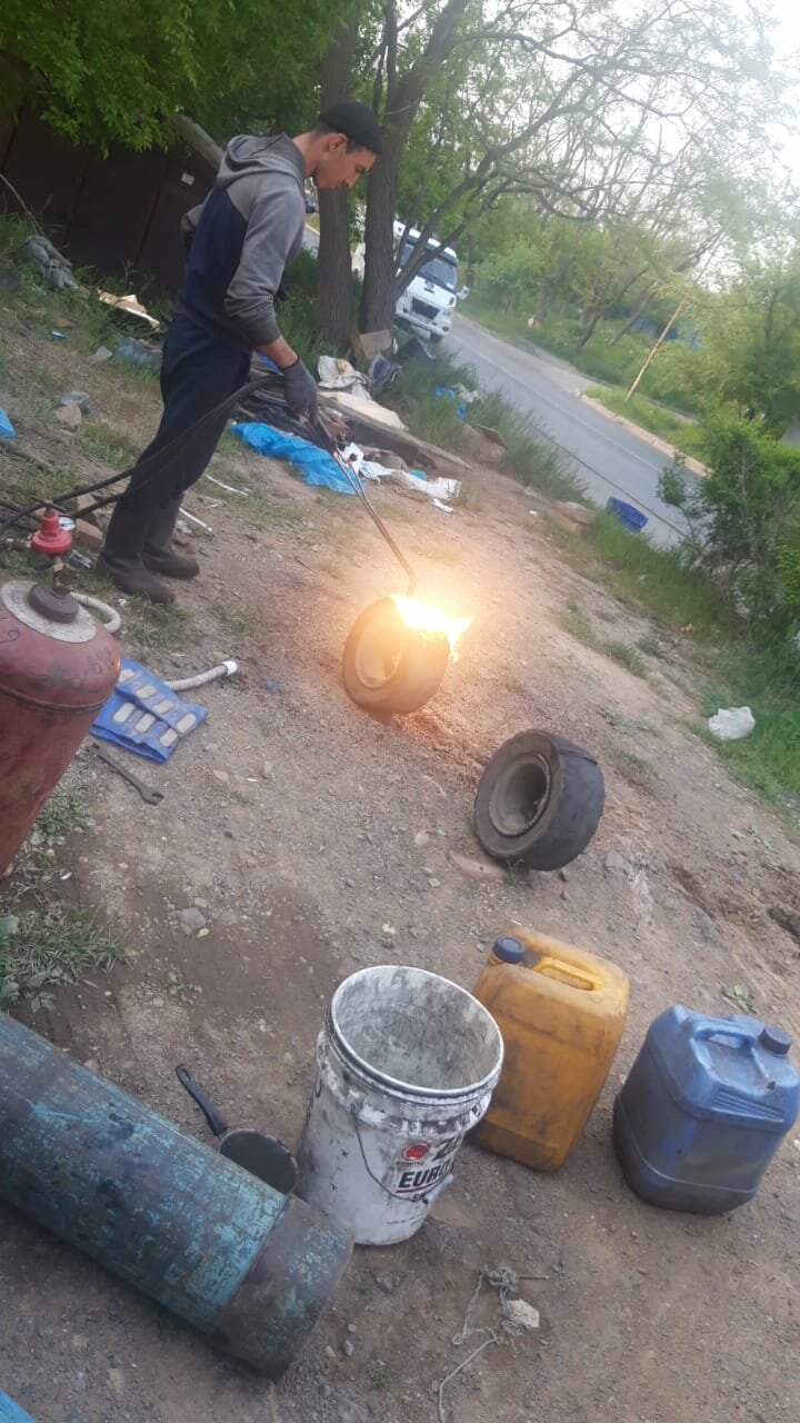 сварщик, техника, пилит газовый баллон, на даче, газовый баллон