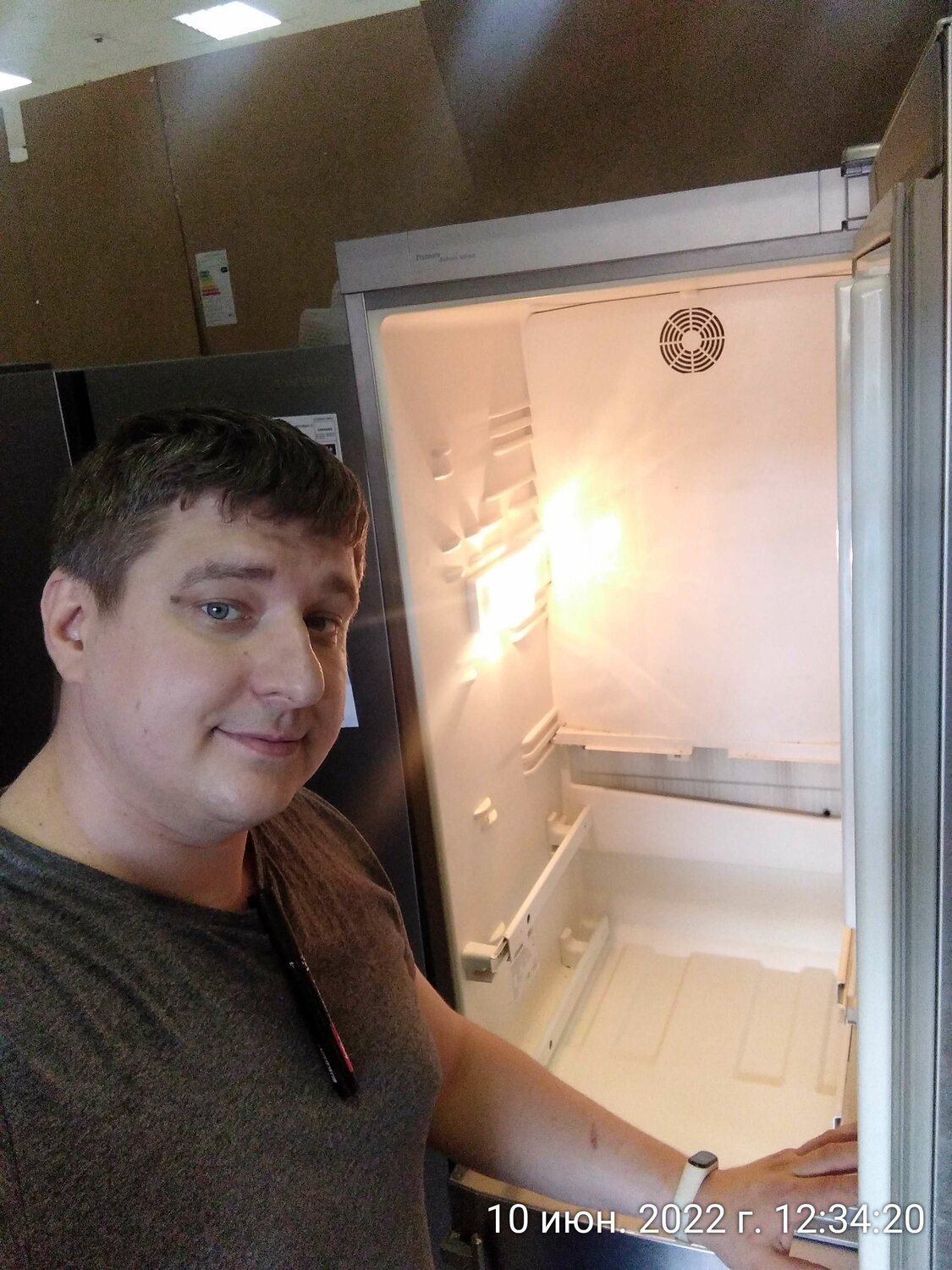 холодильник, встраиваемый холодильник, горенье холодильник, холодильник no frost, мужчина