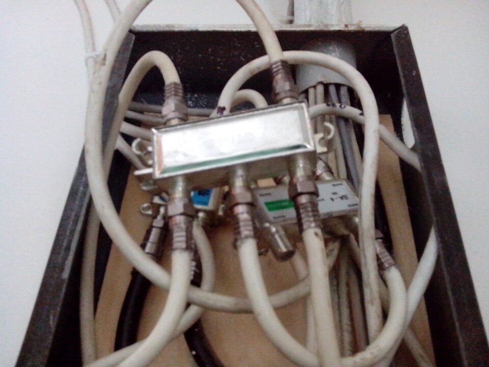 антенный разветвитель тн-4 в подъезде, антенный разветвитель, антенный разветвитель в подъезде, антенный кабель в щитке, антенный кабель акадо