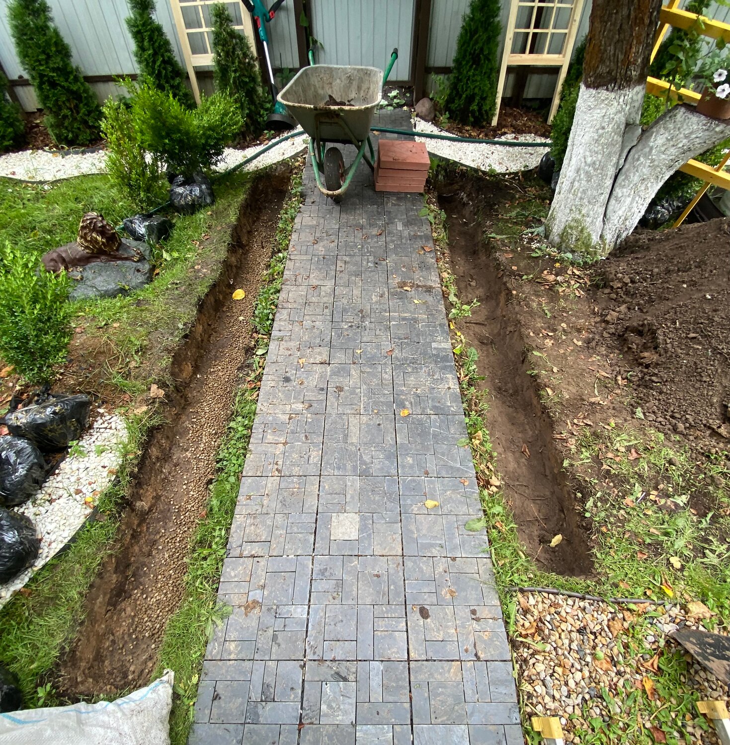 тротуарные дорожки на даче, дорожки на даче, дорожки на даче из тротуарной плитки, садовые дорожки на даче, дачные дорожки