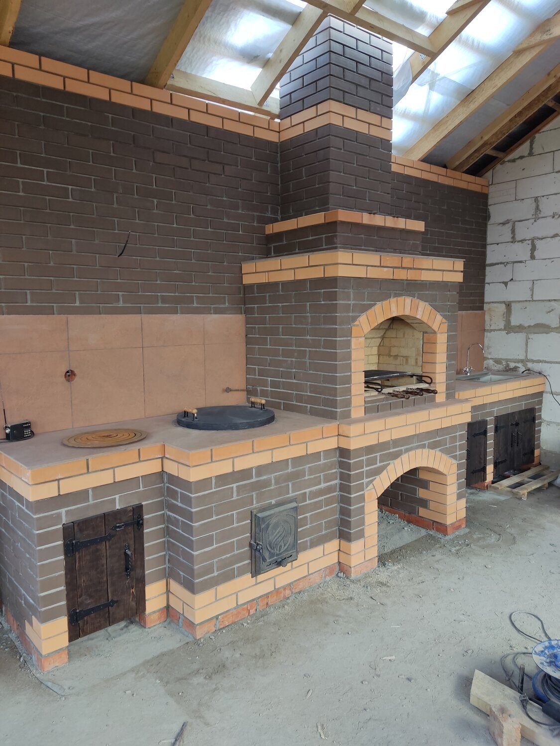 барбекю комплекс из кирпича, печной комплекс с казаном мангалом, барбекю комплекс, русская печь с мангалом, печи камины барбекю