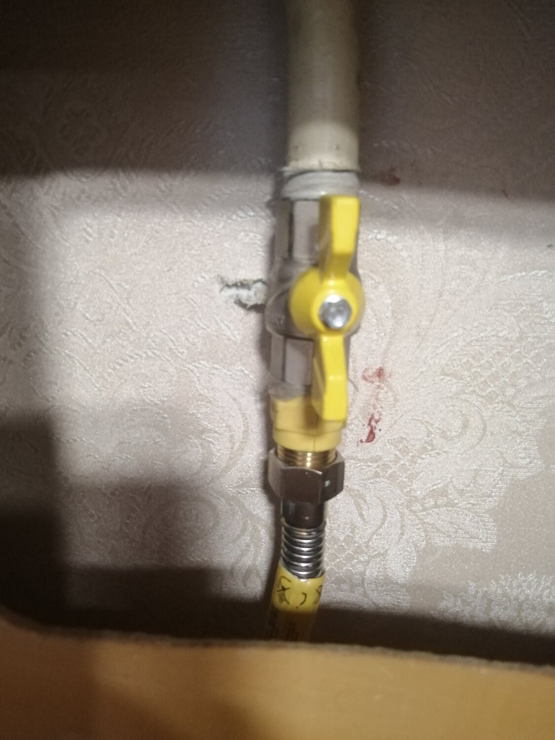 диэлектрическая муфта для газового котла, кран на газовый шланг, газовая труба в квартире, газовый кран в квартире, газовая подводка