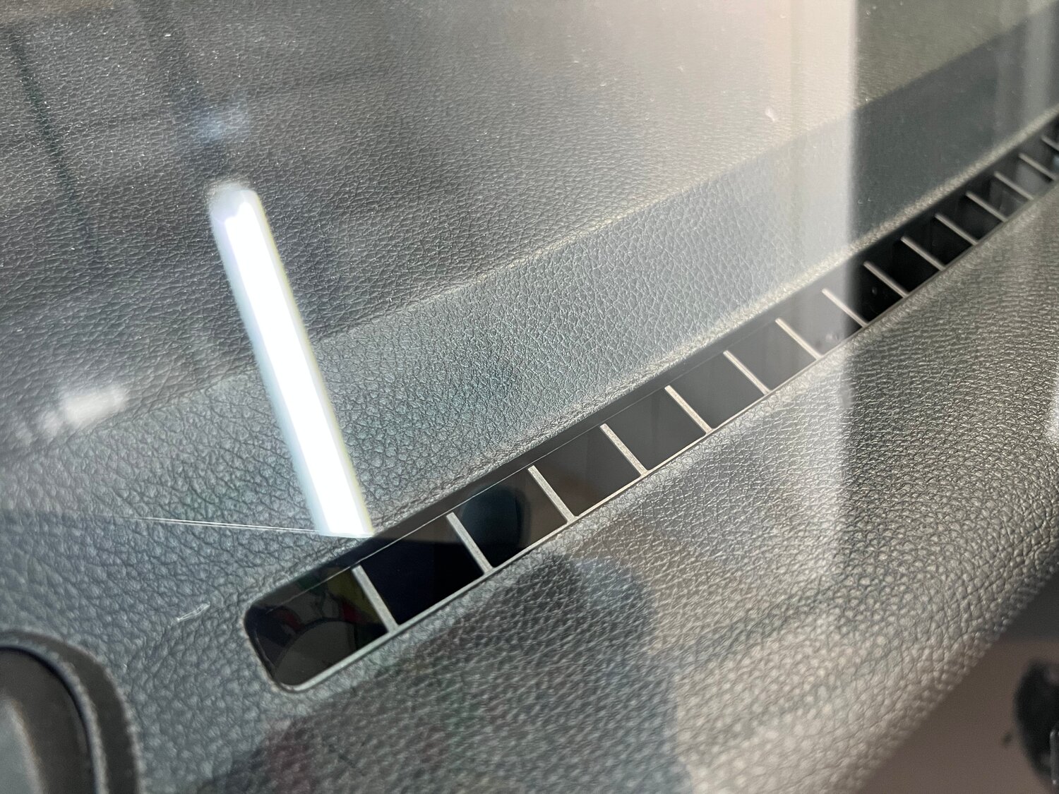 скол на лобовом стекле, стекло, трещина на лобовом стекле, авто, дефлекторы обдува лобового стекла гранта