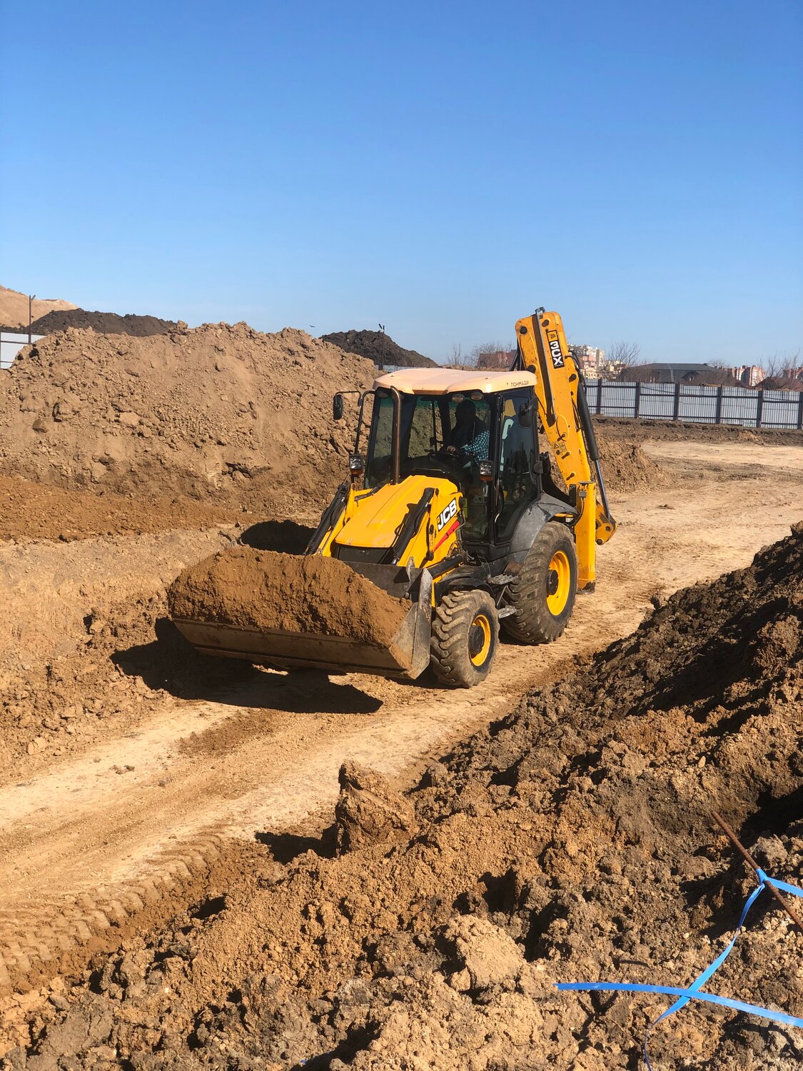услуги экскаватора погрузчика, экскаватор-погрузчик jcb 3cx копает, аренда экскаватора погрузчика, экскаватор-погрузчик катерпиллер 432ф, экскаватор погрузчик копает котлован