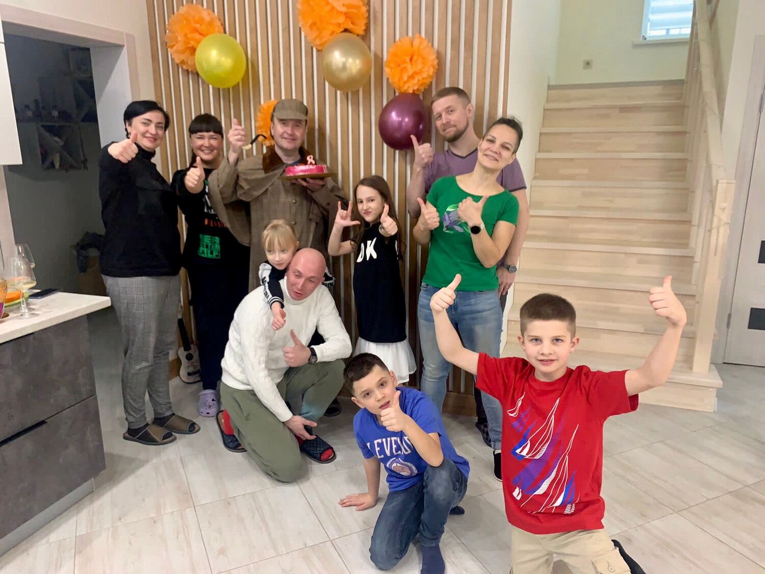 детишки многодетный отец забота, многодетная семья 12 детей, человек, семья с детьми, крепкая семья