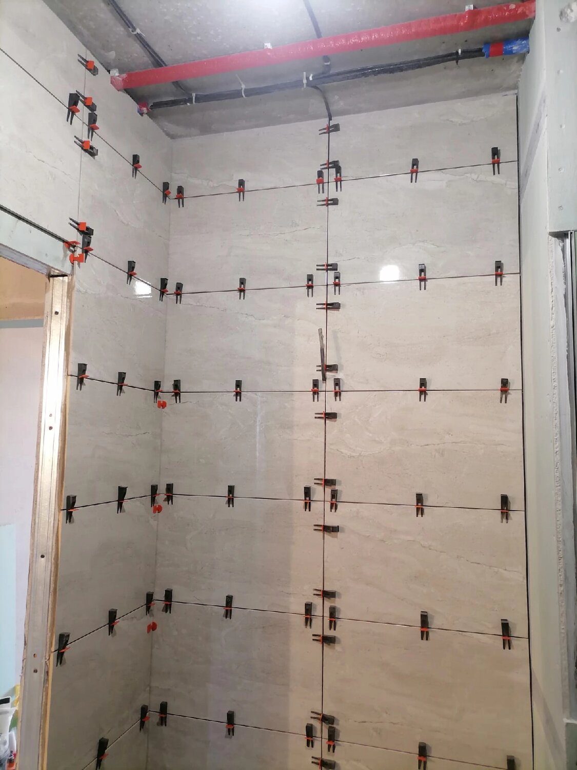 для укладки плитки, система укладки плитки, выравнивание плитки, системы выравнивания плитки, приспособления для укладки плитки на стене