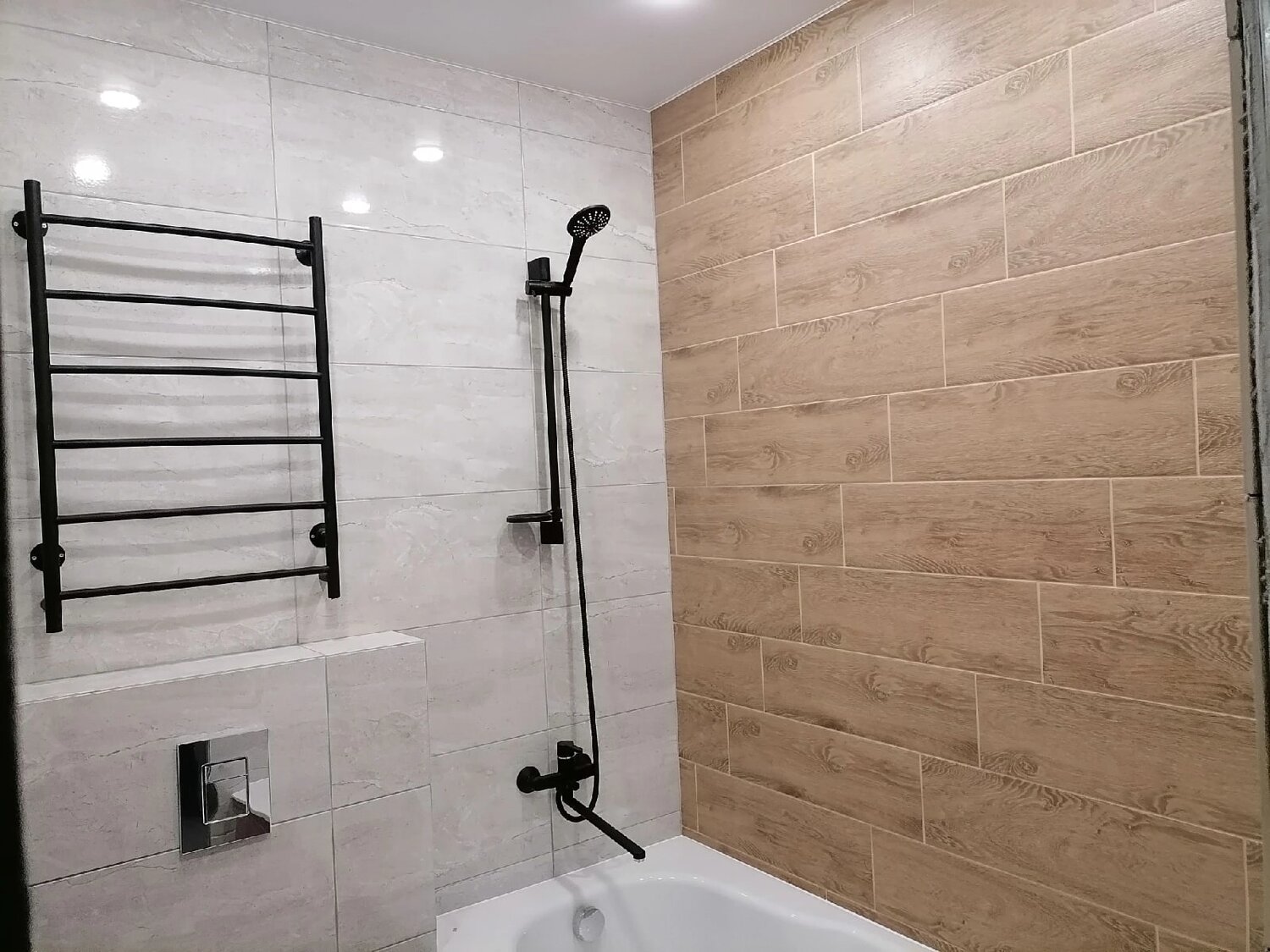 плитка под дерево в котельной, полотенцесушитель водяной черный матовый 80х50 ewrika, плитка под дерево в санузле, дизайнерские ремонты, плитка под дерево