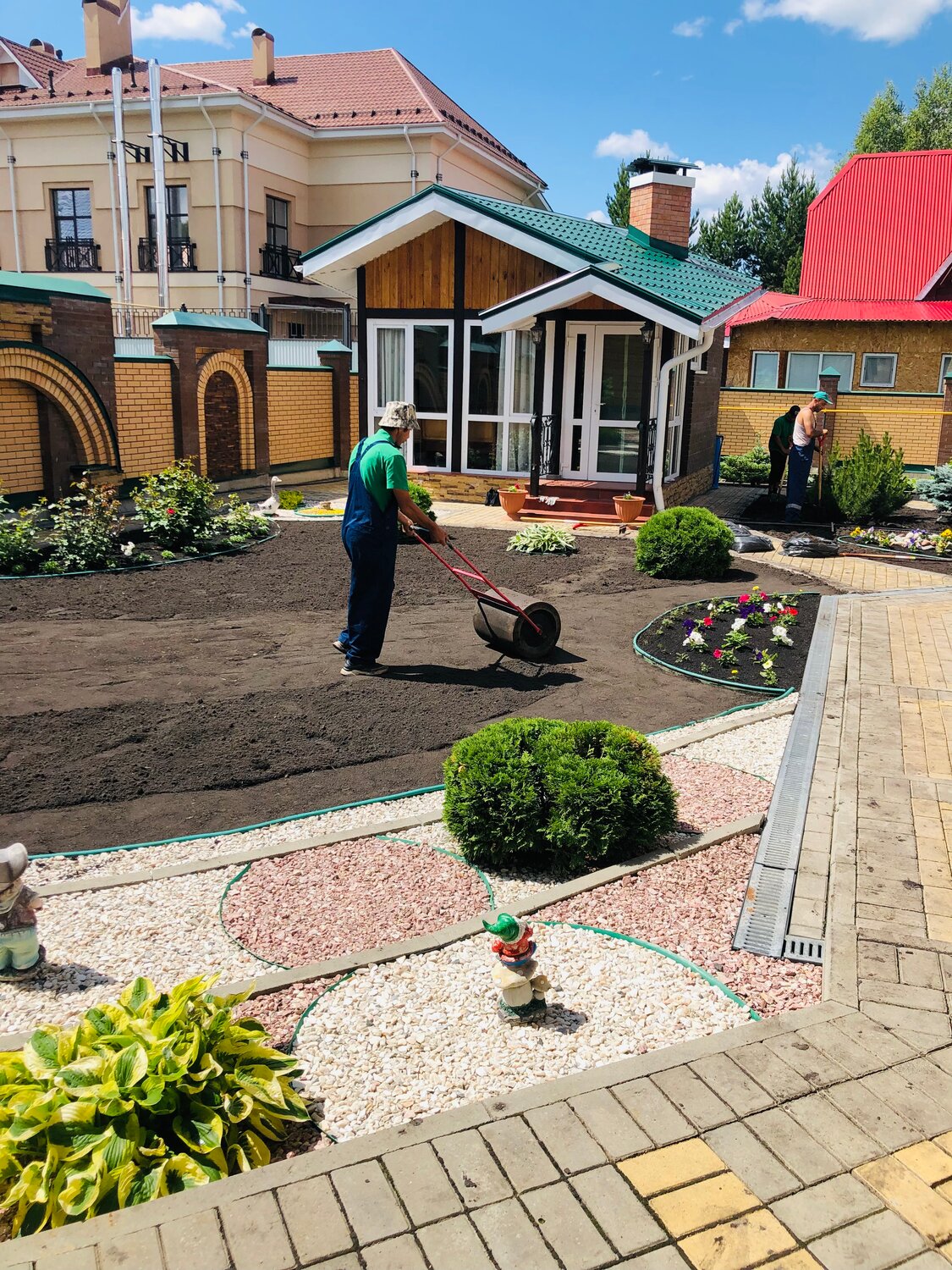 ландшафтный дизайн участка, ландшафтный дизайн перед домом, красивый дом с участком, брусчатка braer прайд мальва, ландшафт