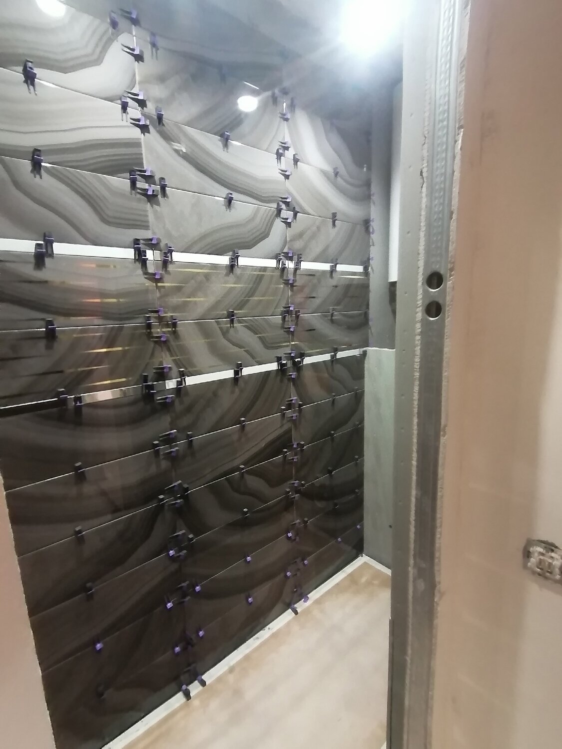 плитка на стену, мебель, выравнивание плитки, укладка плитки, экран