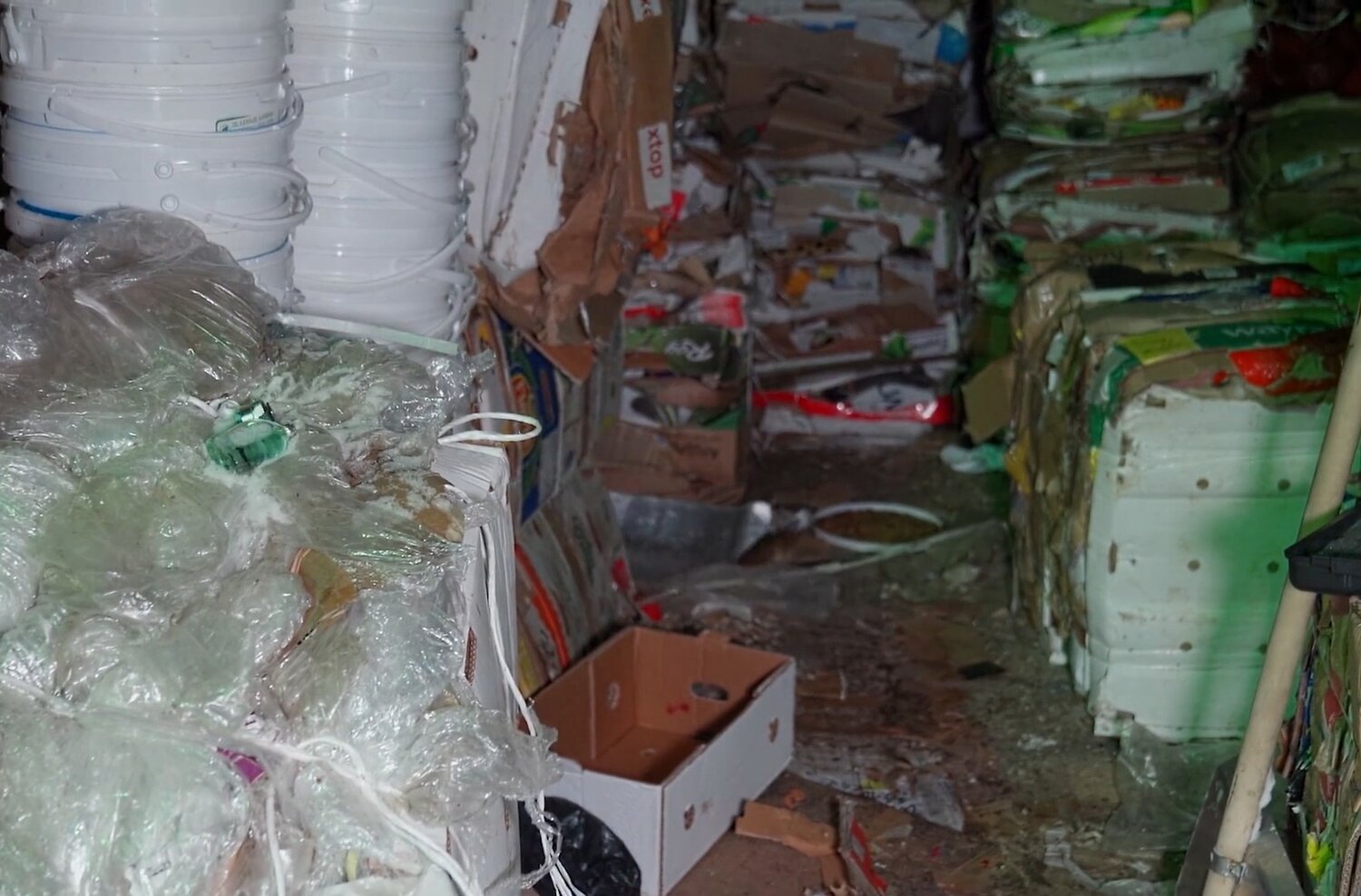 мусор в квартире, отходы, мусор, вещи в квартире, гора мусора