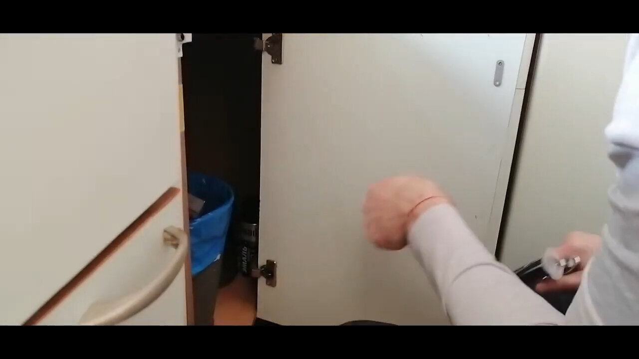 человек, дверь, на камеру, отклеивается пленка мдф, мдф фасады