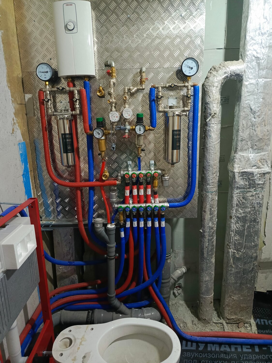 сантехника монтаж, коллекторный узел водоснабжения, сантехника, разводка труб, коллектор водоснабжения в квартире