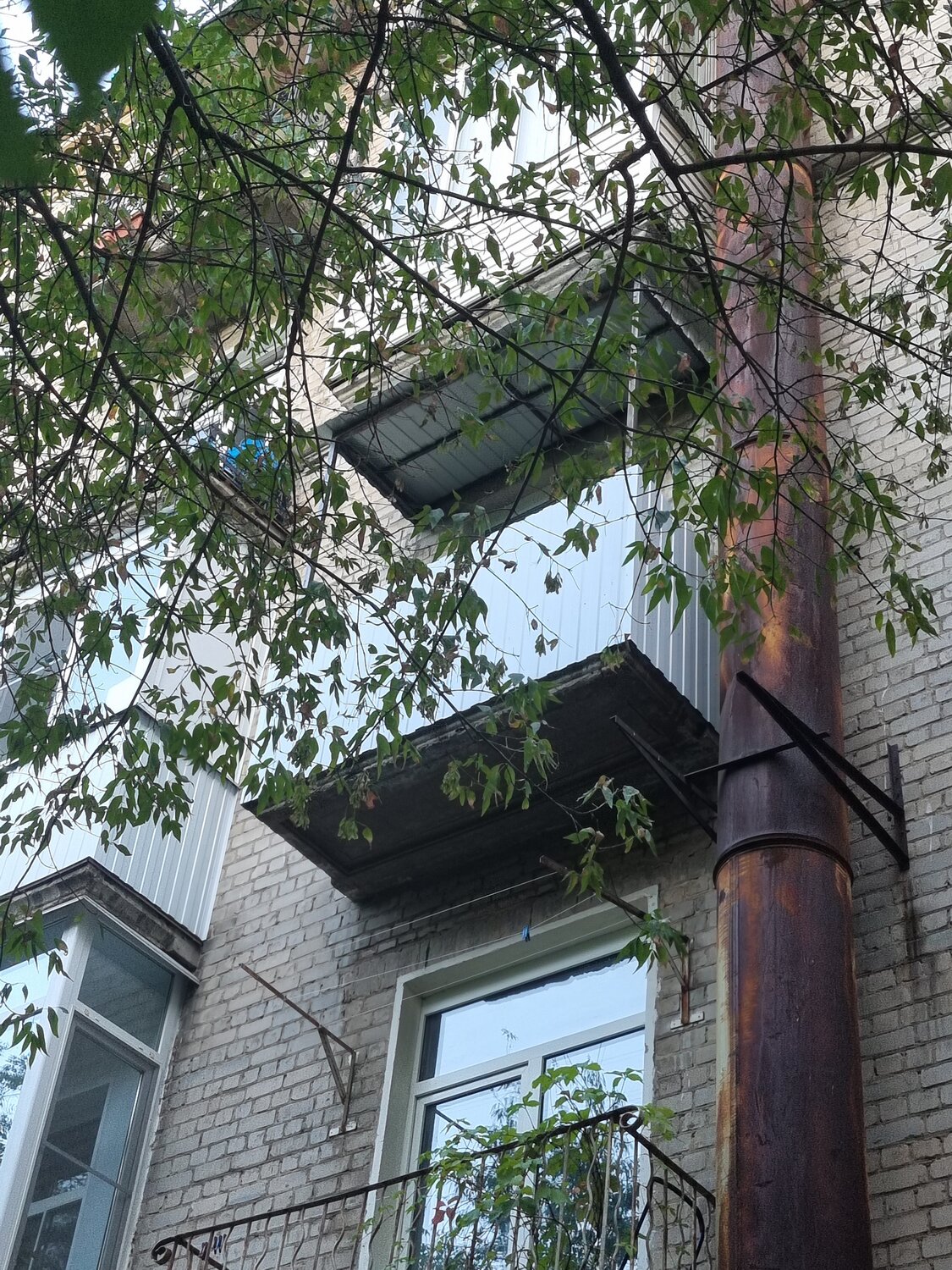 пожарная лестница на балконе п44т, усиление балкона, остекление балкона, балкон, металлический балкон