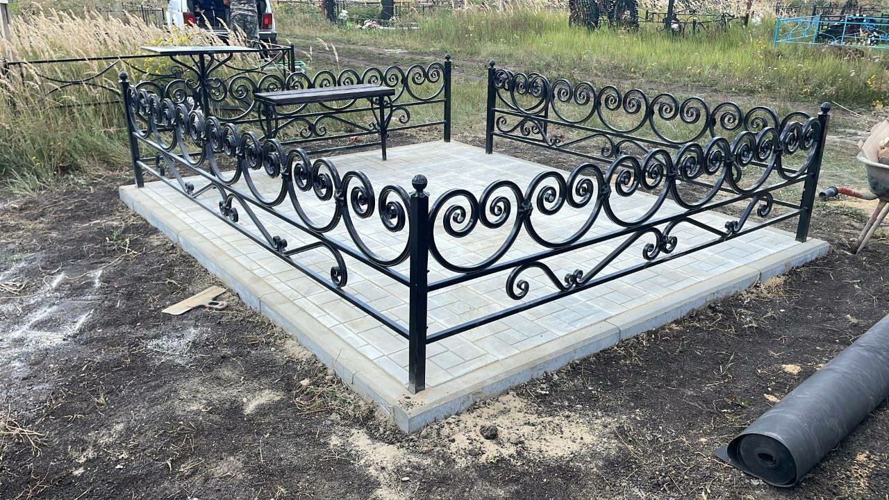 кованая ограда для могилы, оградки холодная ковка на кладбище 2.5 на 3 метра в костроме, оградка на могилу, оградки для кладбища, оградка на кладбище из профильной трубы