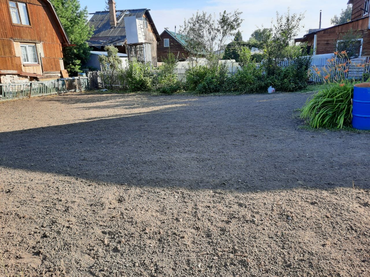 участок, щебень на участке, асфальтная крошка, подъездная дорога, дачная