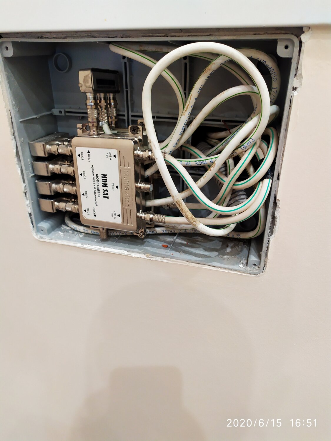 кабель в щитке, тв кабель в щитке, телевизионный кабель в щитке, электромонтаж, слаботочка в многоквартирном доме