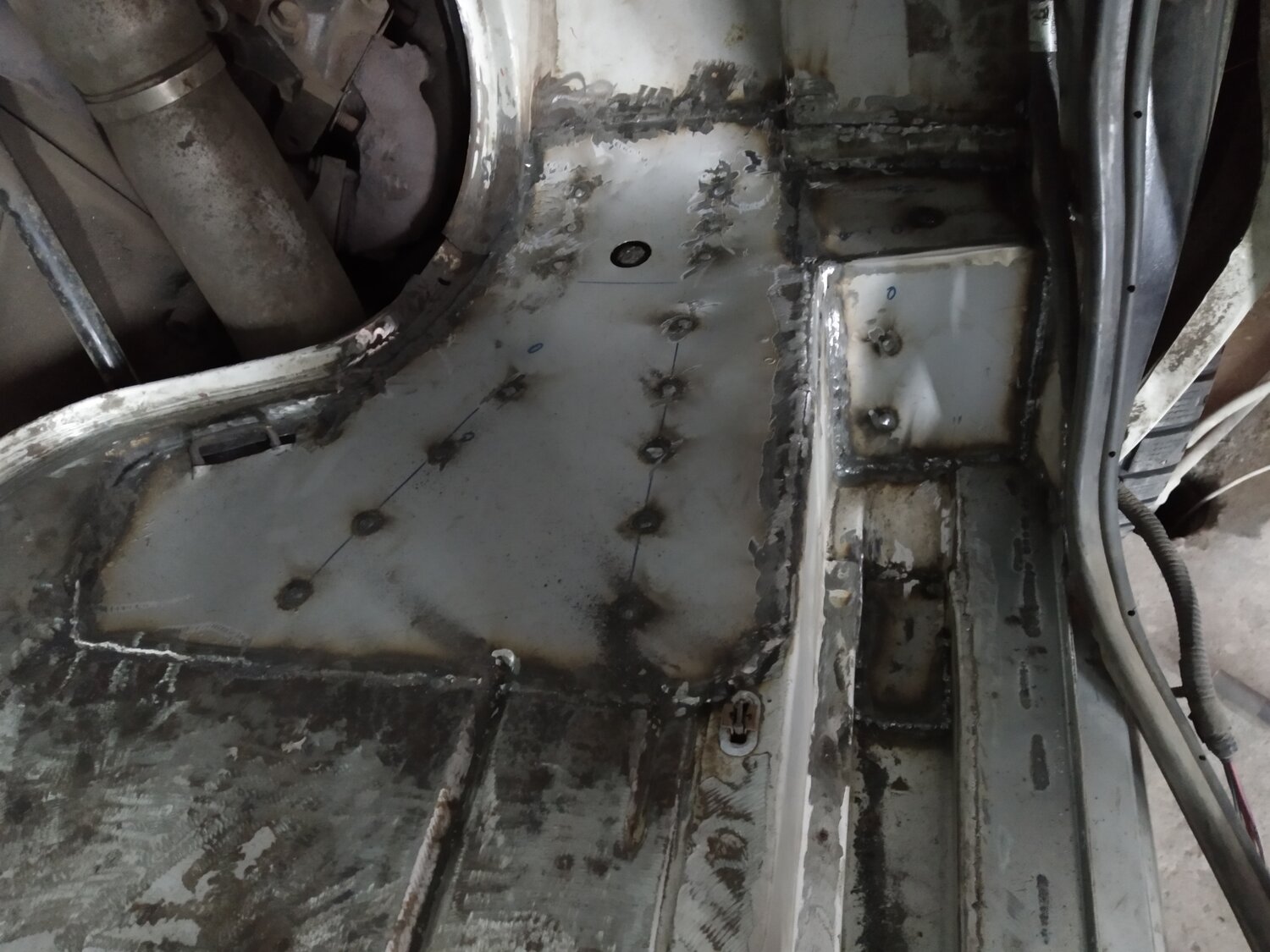 дыры пола ваз 2101 переварка, днище ваз 21099 подготовка к покраске, сварка пола ваз 2110, лада приора сварка днища, переварка дверей мтз 80