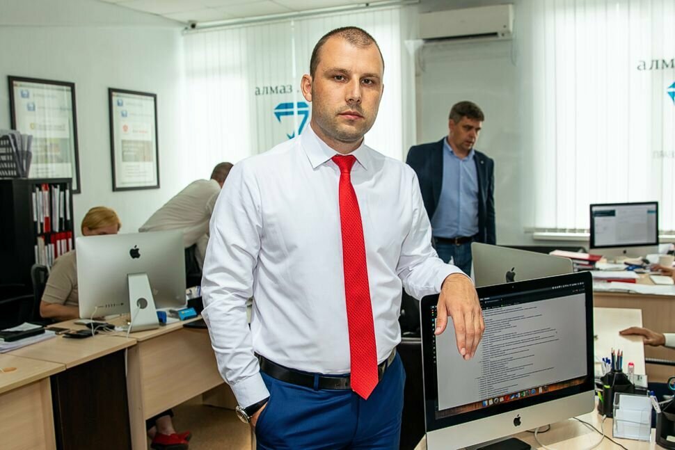 мужчина, алмаз мфц новосибирск лаухин александр, сотрудник, директор, науменко иван дмитриевич техмашсервис