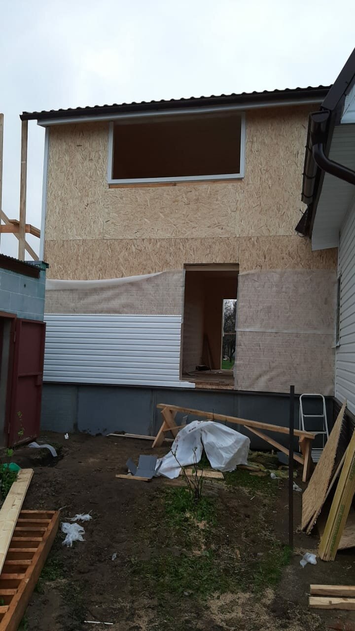 дом, пристройка, дачный дом обшитый осп, крыша в пристройке из сип панелей, каркасная пристройка из вагонки