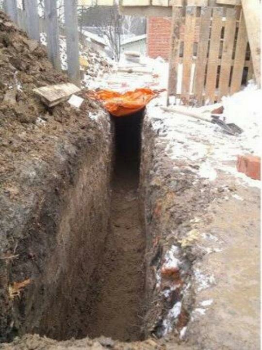 копка котлована зимой, канализация, монтаж канализационного коллектора, траншея, закопанная траншея