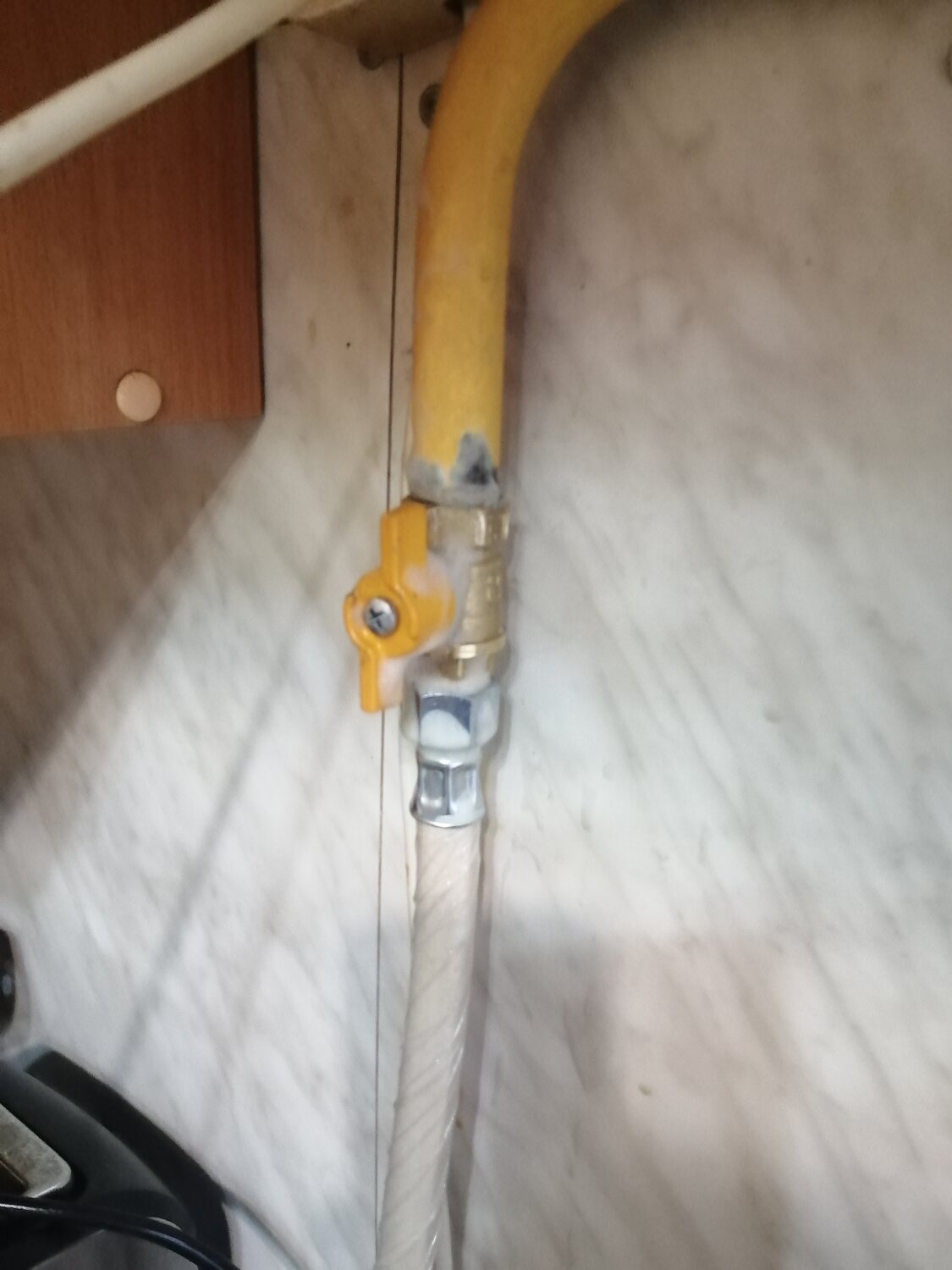 кран перекрытия газовой трубы, газовый кран в квартире, газовый шланг для варочной панели, кран на газовую трубу в квартире, подключение котла к газу гибким шлангом