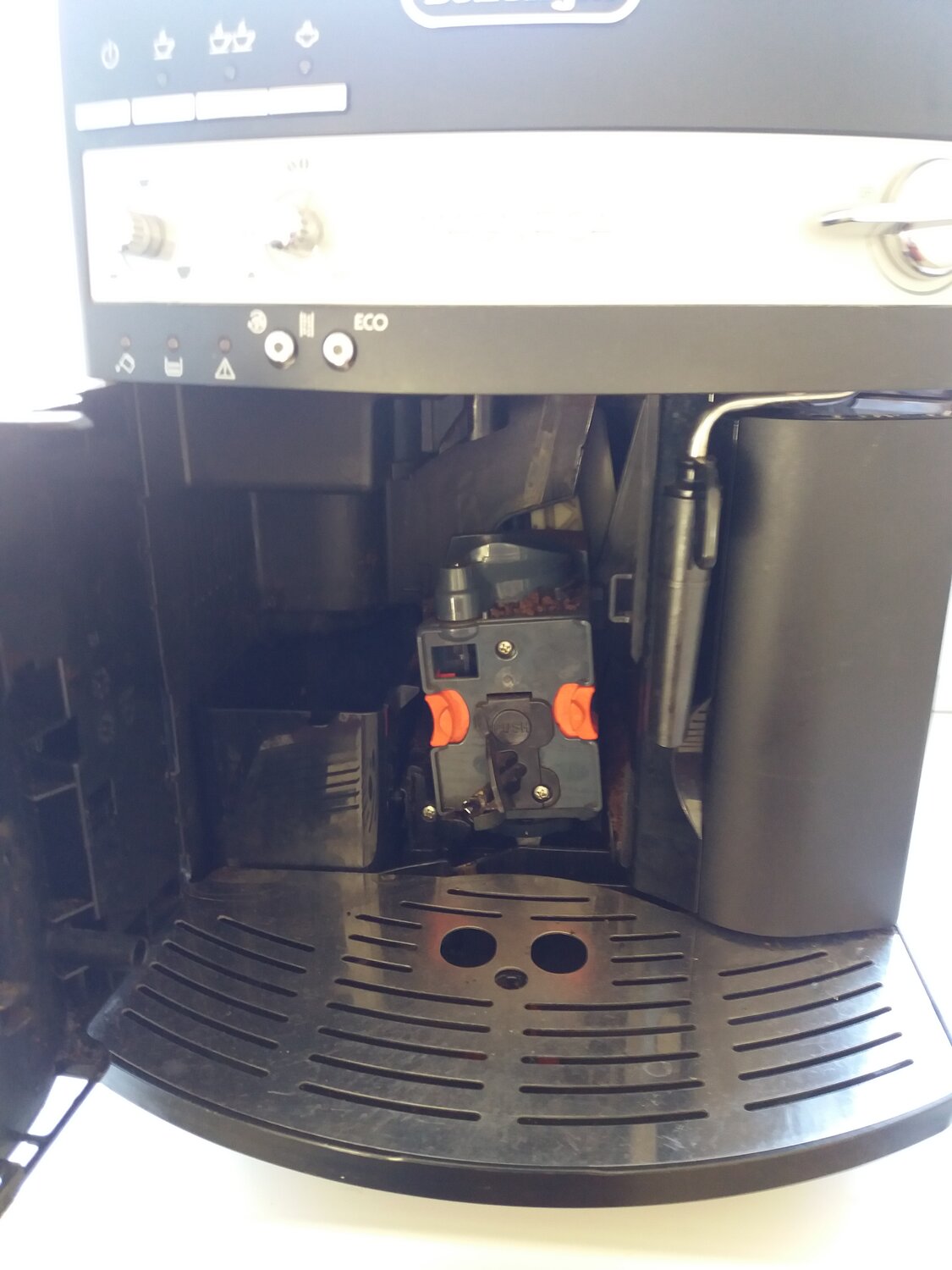кофемашина, delonghi esam 2200 заварочный узел внизу, кофемашина делонги магнифика разборка, кофемашина делонги в разборе, кофемашина caffe corso esam 2800, delonghi