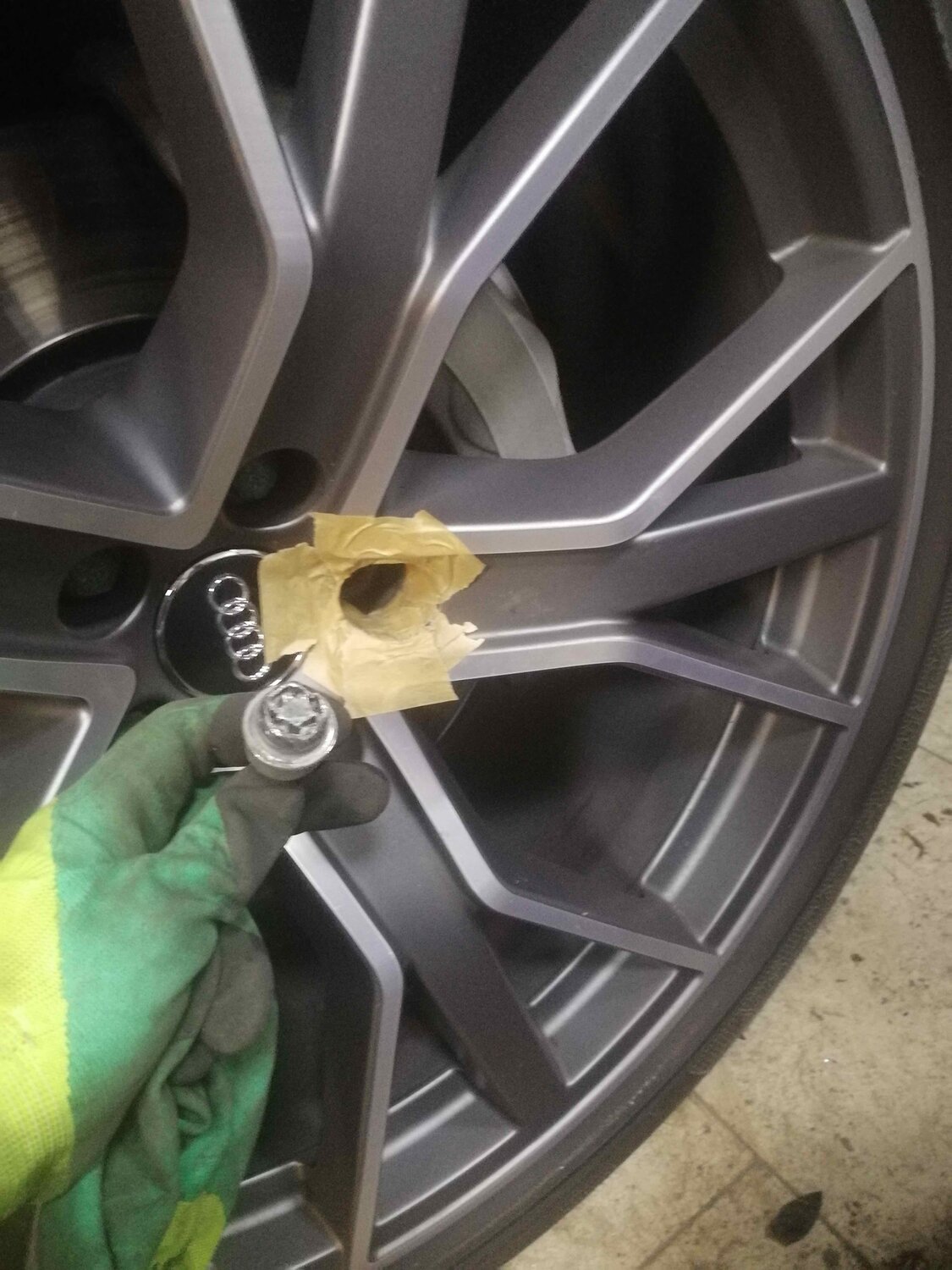 колес, покраска суппортов на сером авто, авто, диск, автомобиль