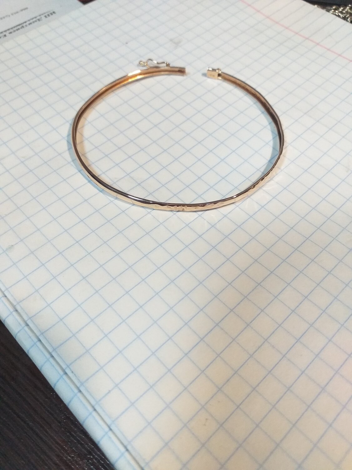 серьги кольца, колец, женский браслет, браслет, старинный золотой браслет-обруч с белыми узорами