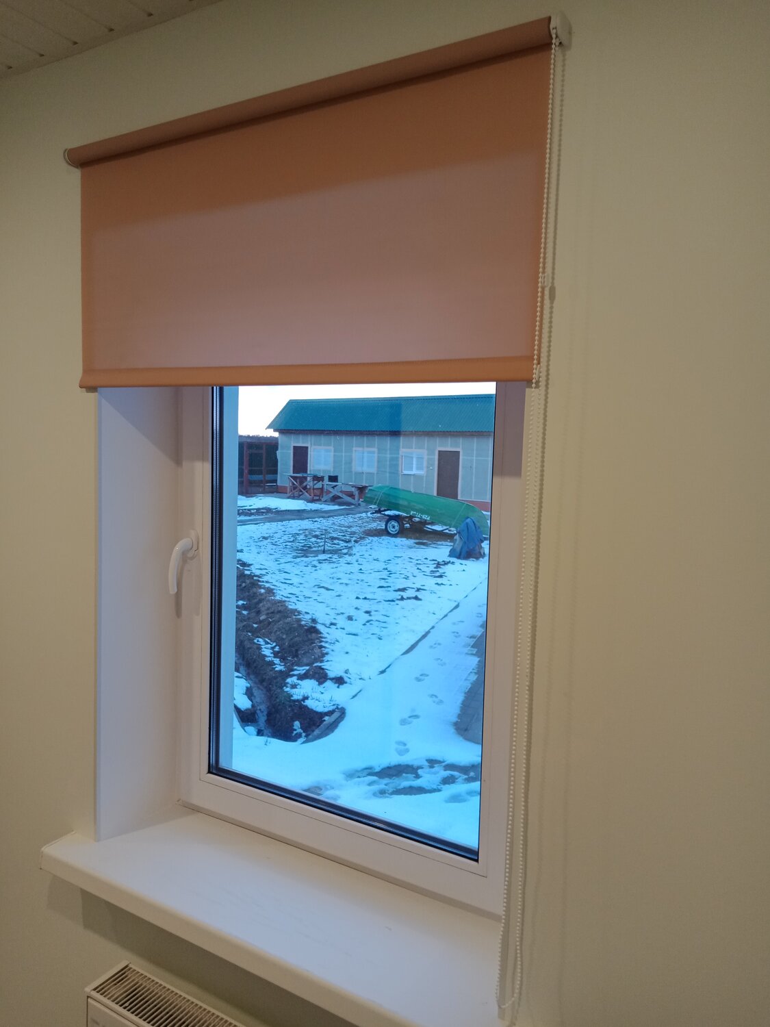 рулонные шторы, рулонные шторы на проем окна с направляющими, рулонные шторы альфа, рулонные шторы вставляются в проем окна, жалюзи