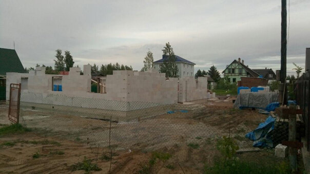 строительство загородного дома, фундамент навесной под газобетона, участок, монолитно газобетонный дом, одноэтажный дом из керамзитоблоков