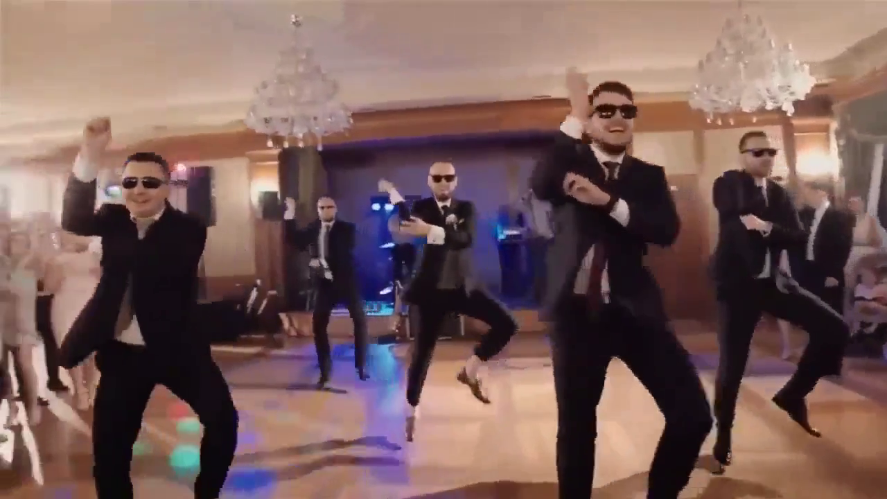 на свадьбе, свадебный танец, танец, друзья танцуют на свадьбе друга морской танец, танец жениха с друзьями для невесты