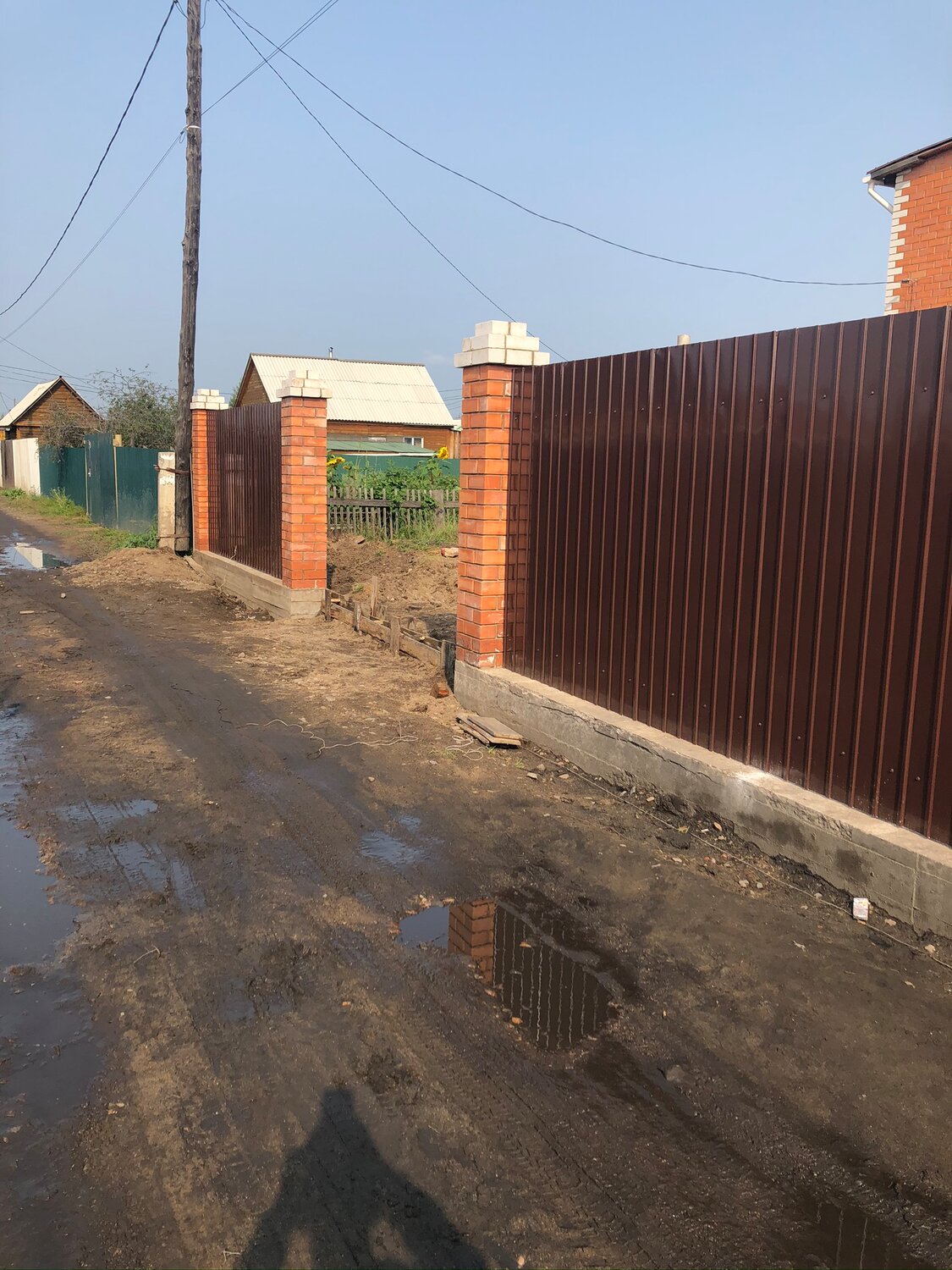 заборы для частного, заборы для дачи, забор из профнастила евроштакетник с кирпичными столбами, забор из профнастила с кирпичными столбами, забор
