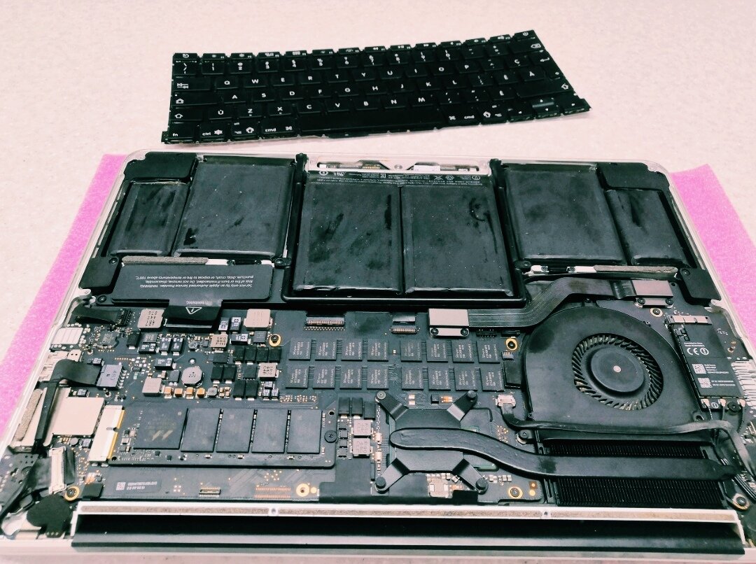 видеокарта macbook pro a1398, a1502 macbook pro inside, macbook air 2013 без крышки, макбук про 13 2017 разбор, macbook pro 13 разбор