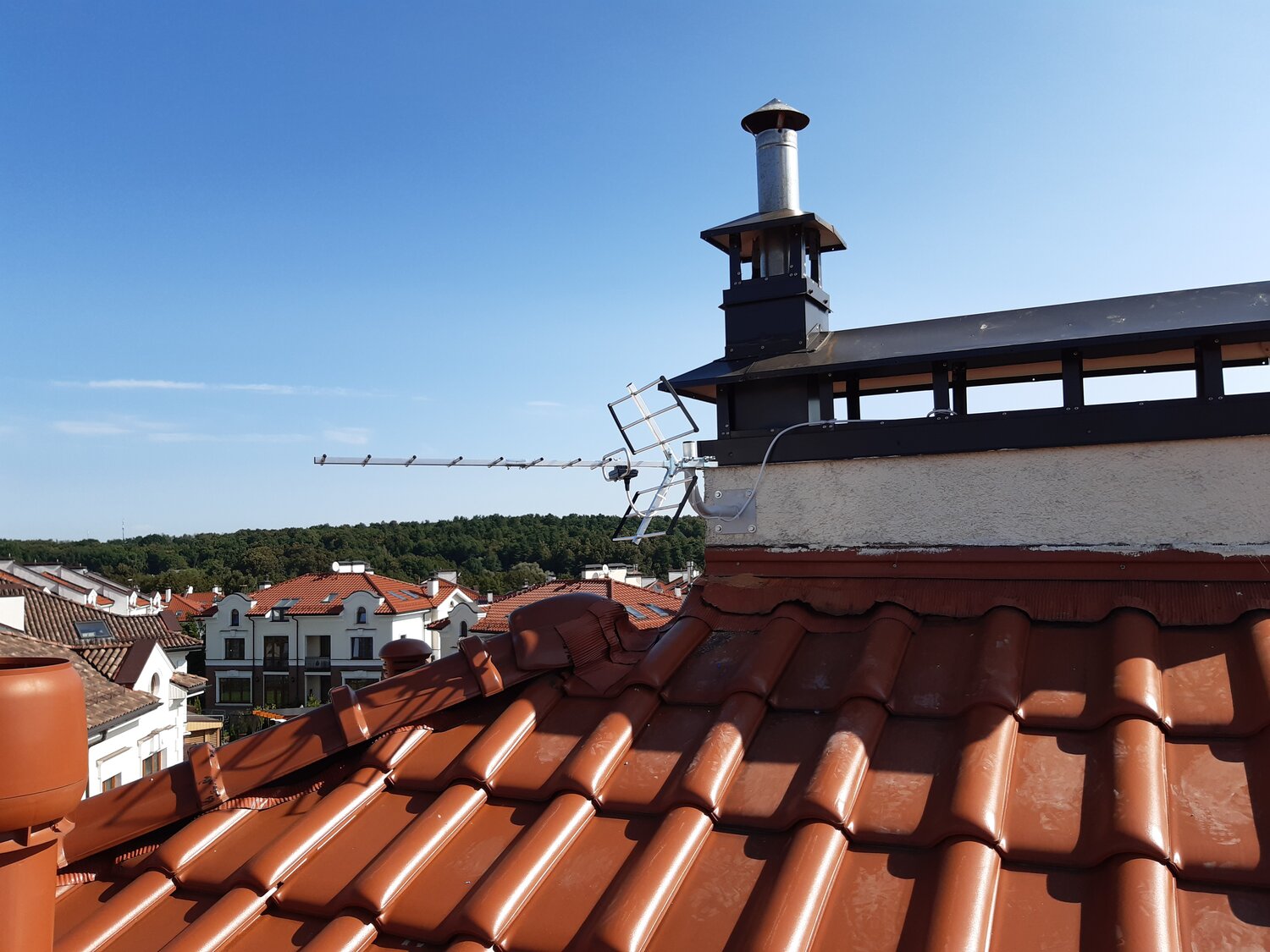 натуральная черепица, дымоход на черепичной крыше, кровля braas, на крыше, кровля