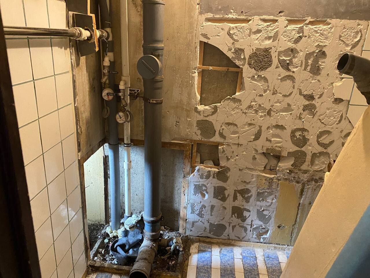 водопровод в сантехкабине, заброшенный туалет, демонтаж перегородки между ванной и туалетом, ванная комната без ремонта, демонтаж ацеитовой сантехкабины