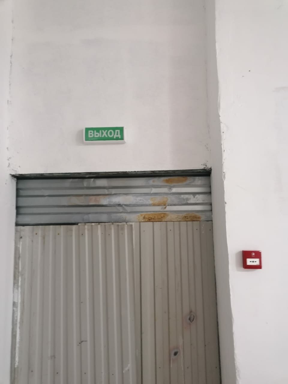 пожарный выход в школе, эвакуационный выход, дверь пожарного выхода, табличка выход над дверью, запасной выход № 3