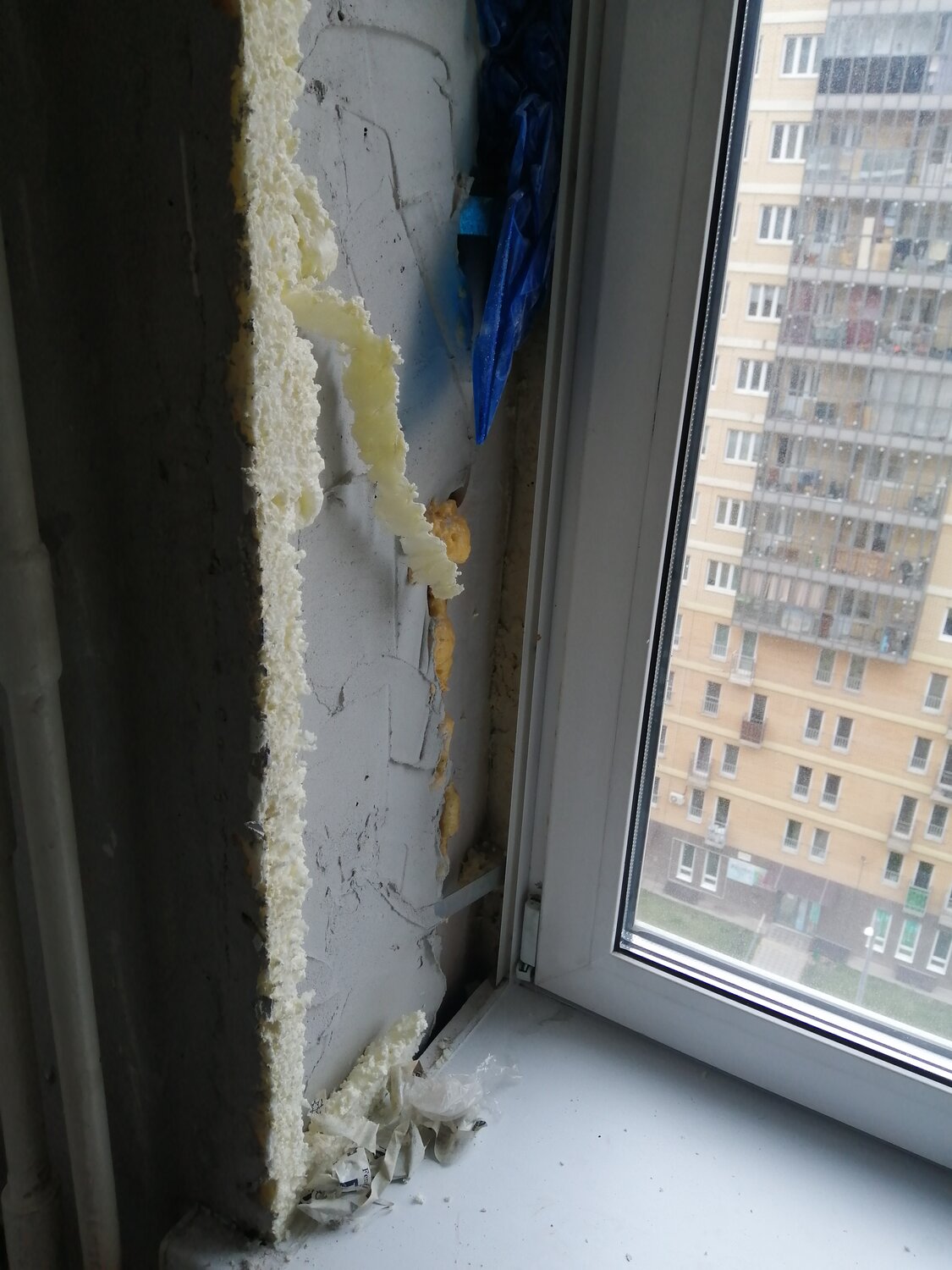 откосы после установки окон, откосы на окнах из пластика внутри, оконные откосы в сталинке, дует с откосов пластиковых окон, откосы на окнах из раствора в хрущевке
