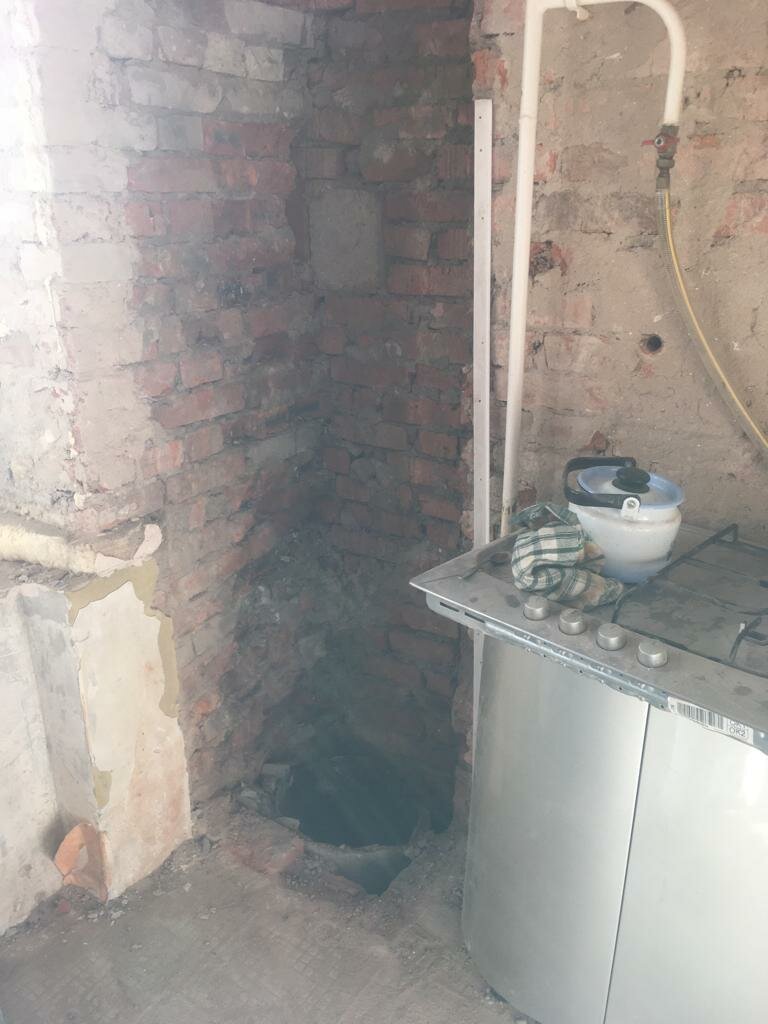 демонтаж стен санузла, водопроводные трубы на стене сантехкабины, слом старых перегородок в санузле, грязный туалет