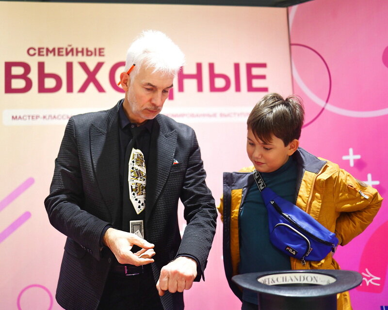 мужчина, евгений ловчев младший, exo на красной дорожке, выставка, церемония