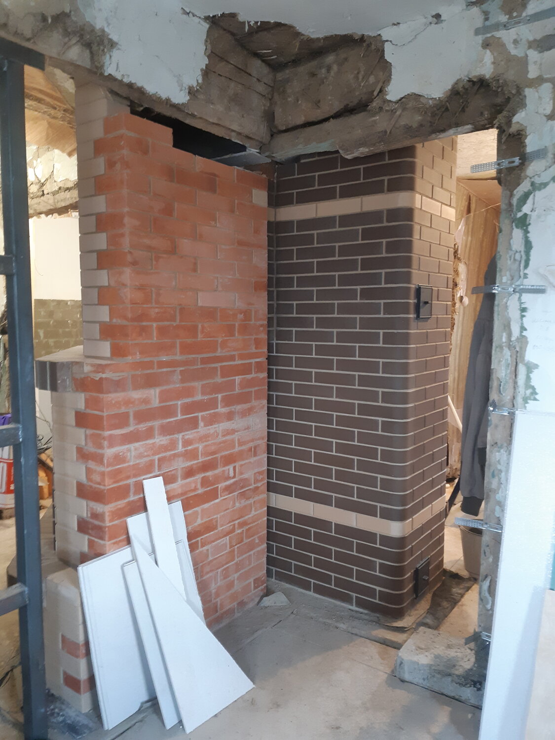 межкомнатные перегородки из кирпича, кирпичная перегородка 200 мм, кирпичная межкомнатная перегородка, несущие кирпичные стены, перегородка из цокольного кирпича