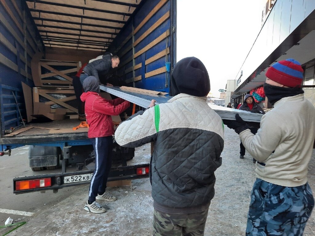 разгрузка фуры, контрабанда в фурах, разгрузка стройматериалов, разгрузка автомобиля, грузовой автомобиль