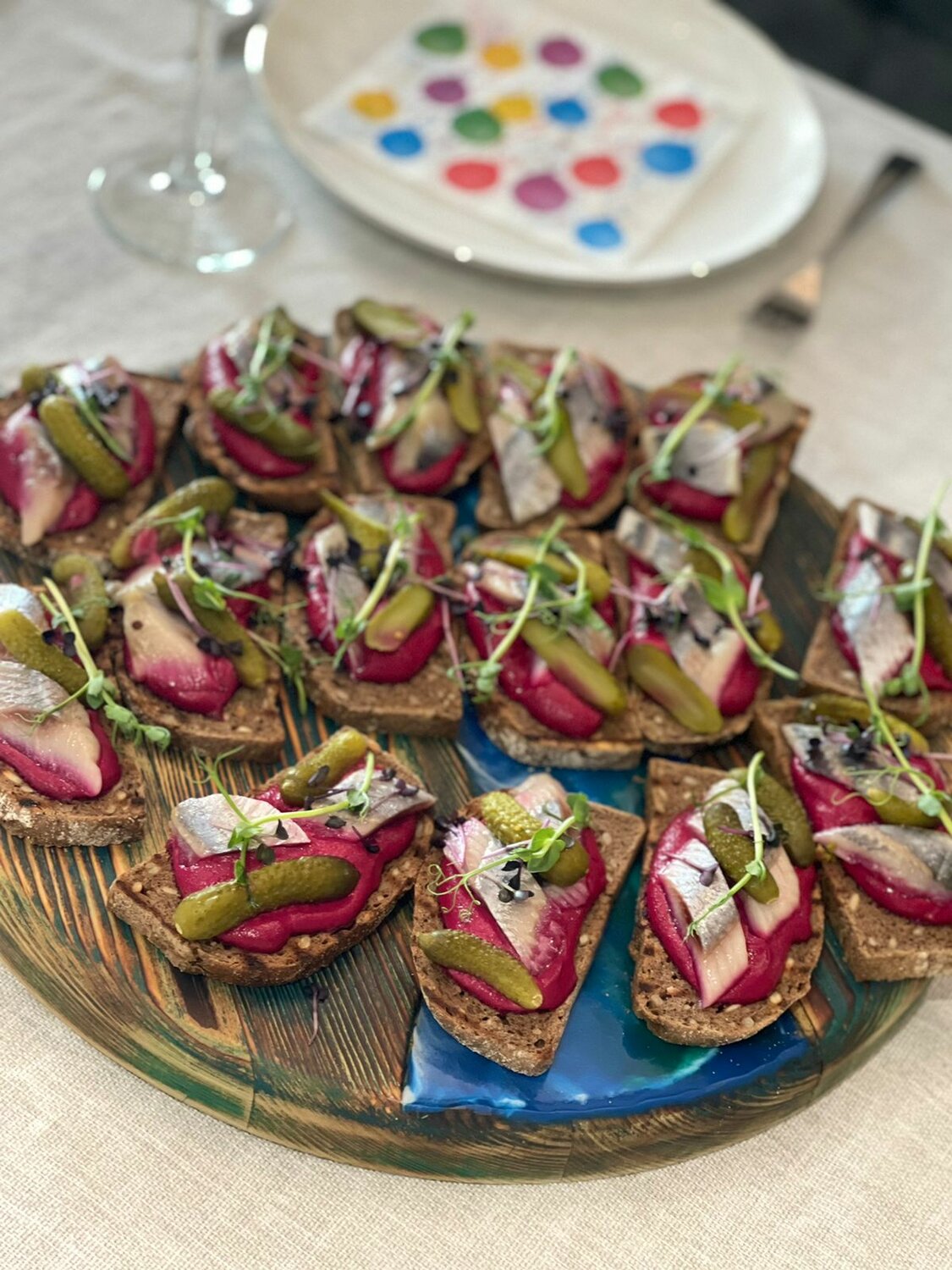 закуска, красивые бутерброды с селедкой, закуска с селедкой и черным хлебом, оригинальные закуски, закуска с селедкой и свеклой