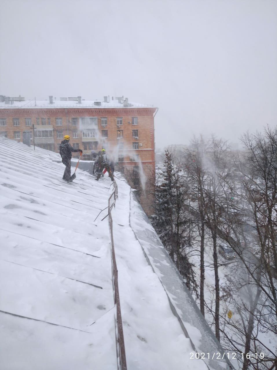 снег на крыше, много снега на крыше, здание, уборка снега с крыш, крыша