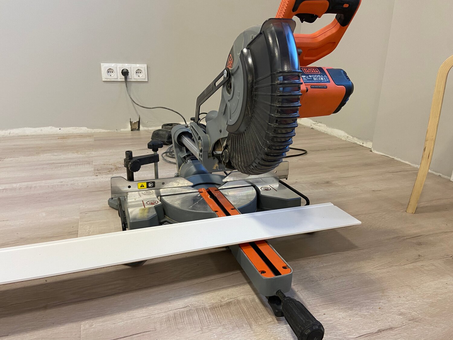 пила торцовочная black decker bes700-qs, 1600, торцовочная пила black+decker bes700-qs, торцовочная пила с протяжкой black decker bes710, торцовочная пила bosch gcm 8 sde, пила торцовочная корвет 4м