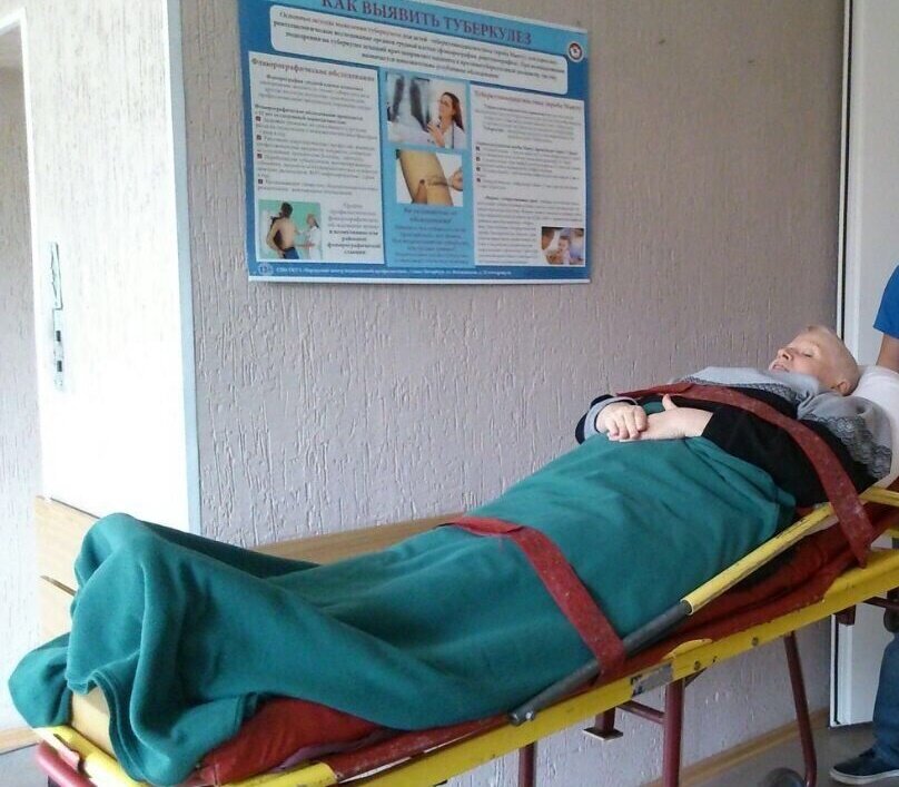 транспортировка пациента на носилках, больные на носилках, транспортировка пациента, лежачий больной, реабилитации