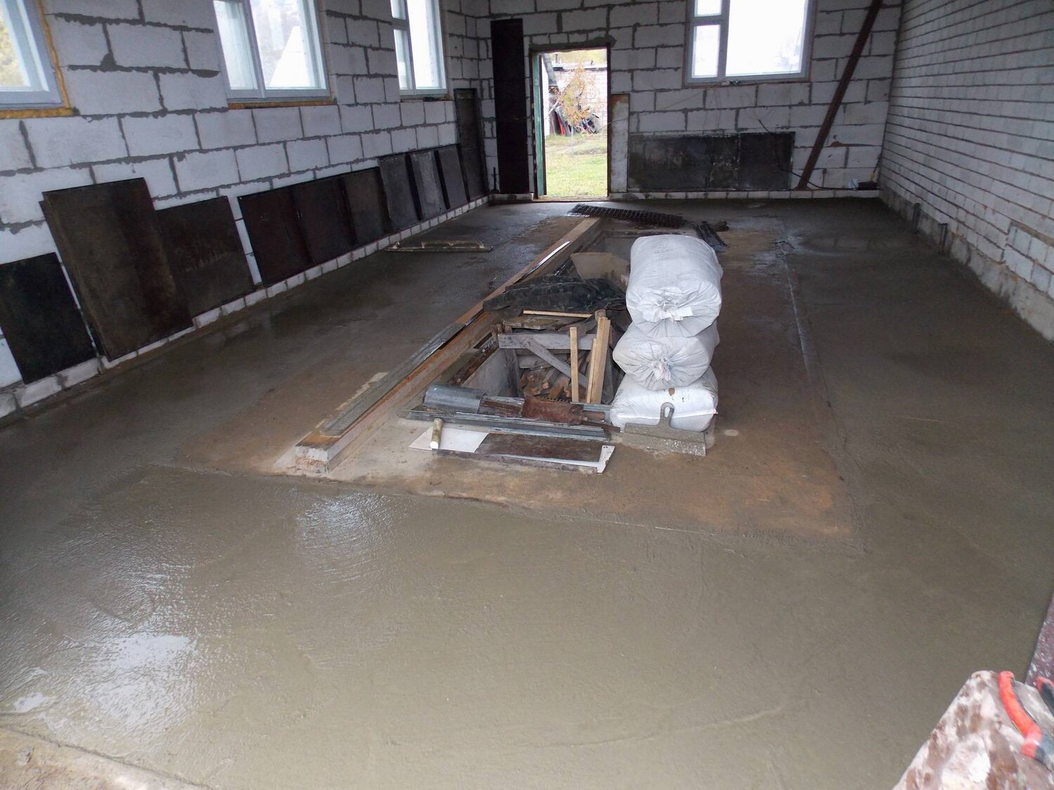 бетонный пол в гараже, смотровая яма бетонирование, залить пол в гараже, пол в гараже с ямой, заливка пола