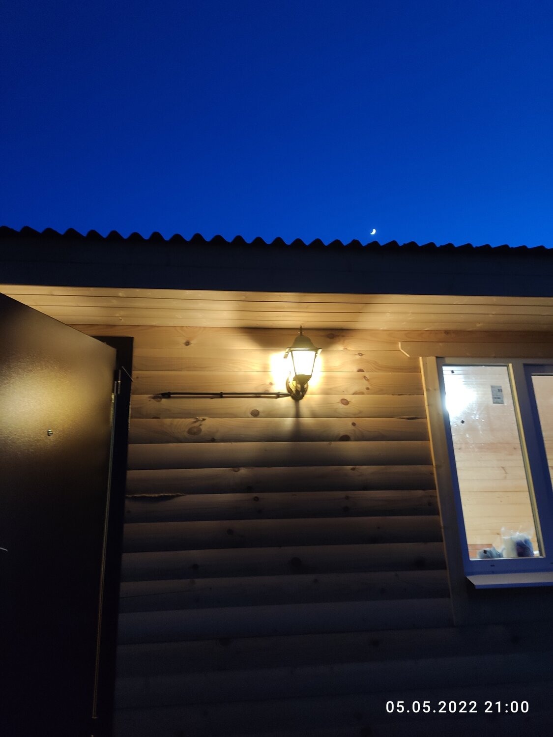 деревянный дом, окна в деревянном доме, дача коттедж, дом из бруса, бытовка домик