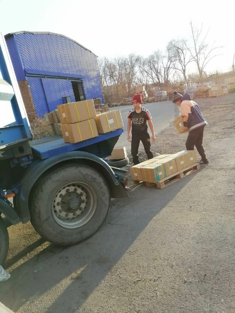 грузчики, большой грузовик, фура, грузовик, разгрузка фуры