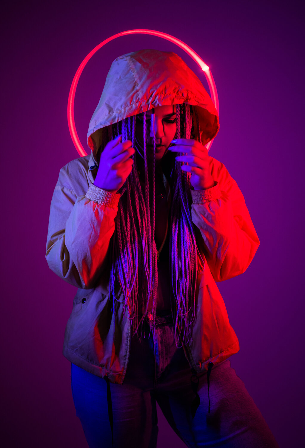 с капюшоном, человек, человек в светящейся маске, девушка, исполнители
