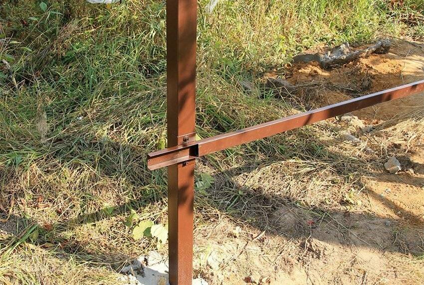 крепление лаг забора, монтаж забора, сваи для забора, столбы для забора металлические, столбы для забора